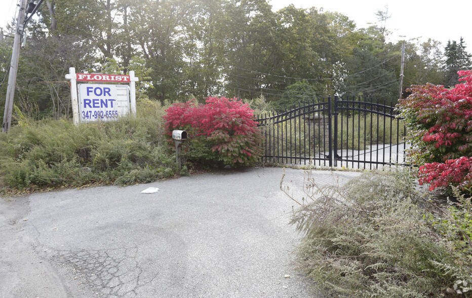 470 S Country Rd, East Patchogue, NY 11772