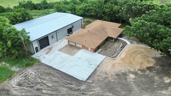 Office Warehouse (1 Acre Fenced Yard) - Warehouse