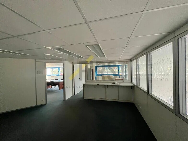 Office in LE BROC for lease - Interior Photo - Image 3 of 7