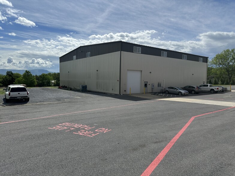 1047 Mount Clinton Pike, Harrisonburg, VA for lease - Building Photo - Image 2 of 3