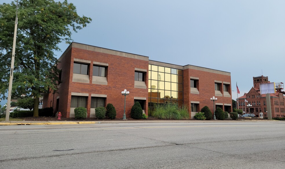 100 S Main St, Monmouth, IL for sale - Primary Photo - Image 1 of 1