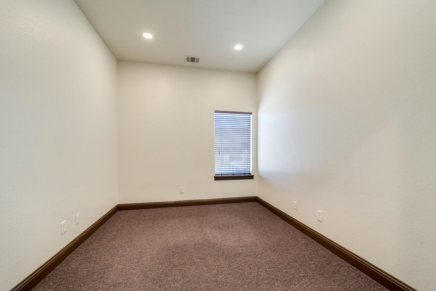 5849 Park Vista Cir, Keller, TX for lease - Interior Photo - Image 3 of 46