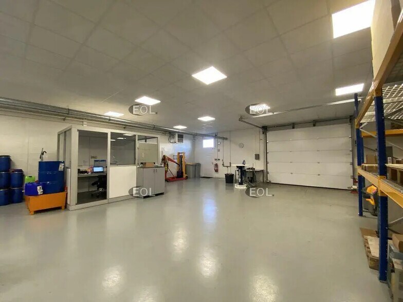 Flex in Reyrieux for lease - Interior Photo - Image 2 of 6