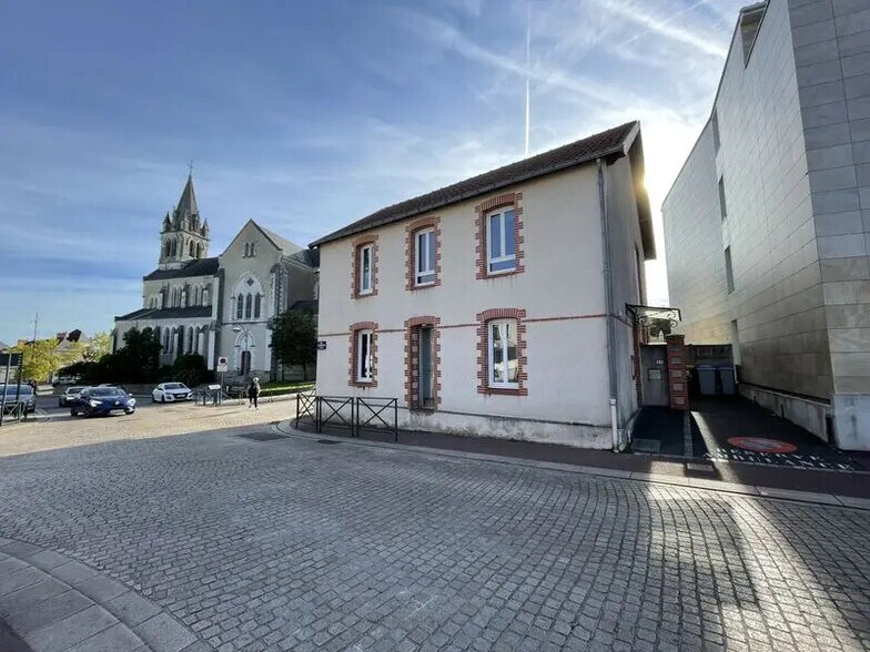 33 Rue Busson Billault, Basse-Goulaine for lease - Building Photo - Image 3 of 11