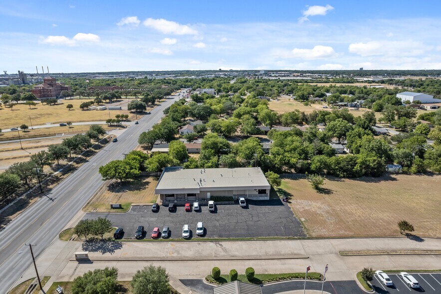 1404 S New Rd, Waco, TX 76711