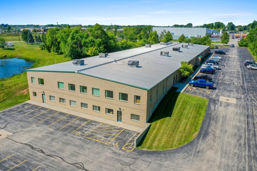 1665 Yellow Briar Dr, De Pere, WI for sale - Building Photo - Image 2 of 3