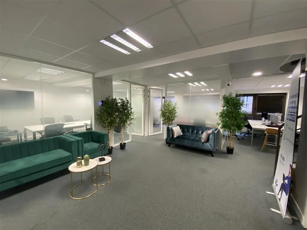 Office in Neuilly-sur-Seine for lease Building Photo- Image 1 of 9