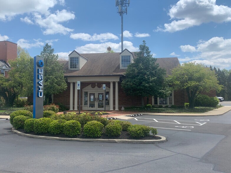 8120 New La Grange Rd, Louisville, KY 40222 Chase Bank