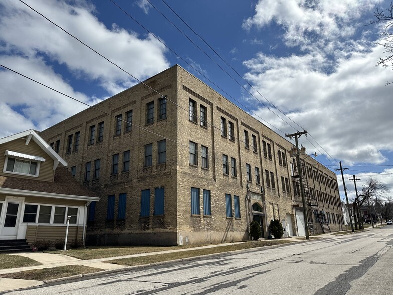 1133 S 16th St, Manitowoc, WI for sale - Building Photo - Image 2 of 11