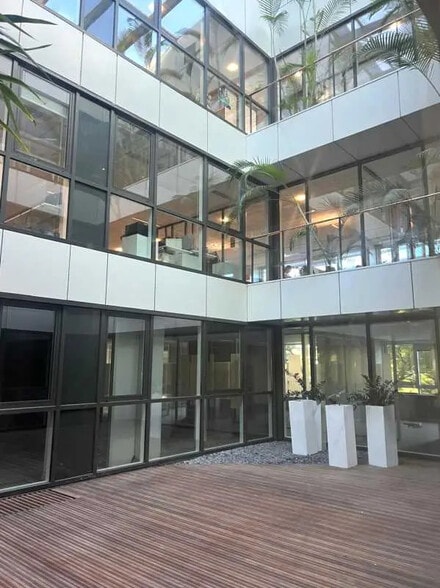 Office in for lease - Building Photo - Image 2 of 12