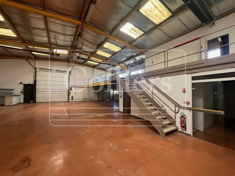 Flex in Vitrolles for lease - Interior Photo - Image 2 of 8