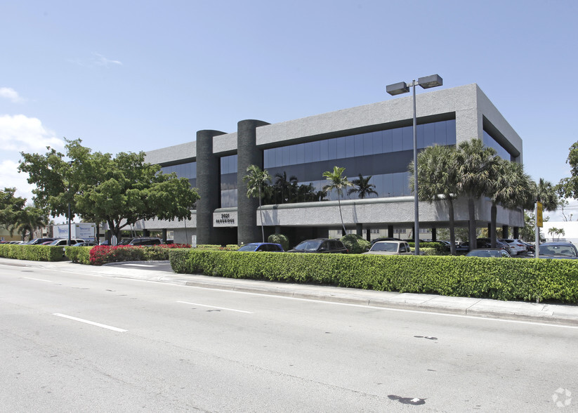 2021 E Commercial Blvd, Fort Lauderdale, FL for lease - Building Photo - Image 1 of 24