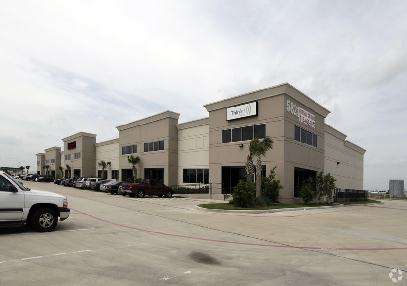 5821 W Sam Houston Pky N, Houston, TX for lease - Building Photo - Image 1 of 28