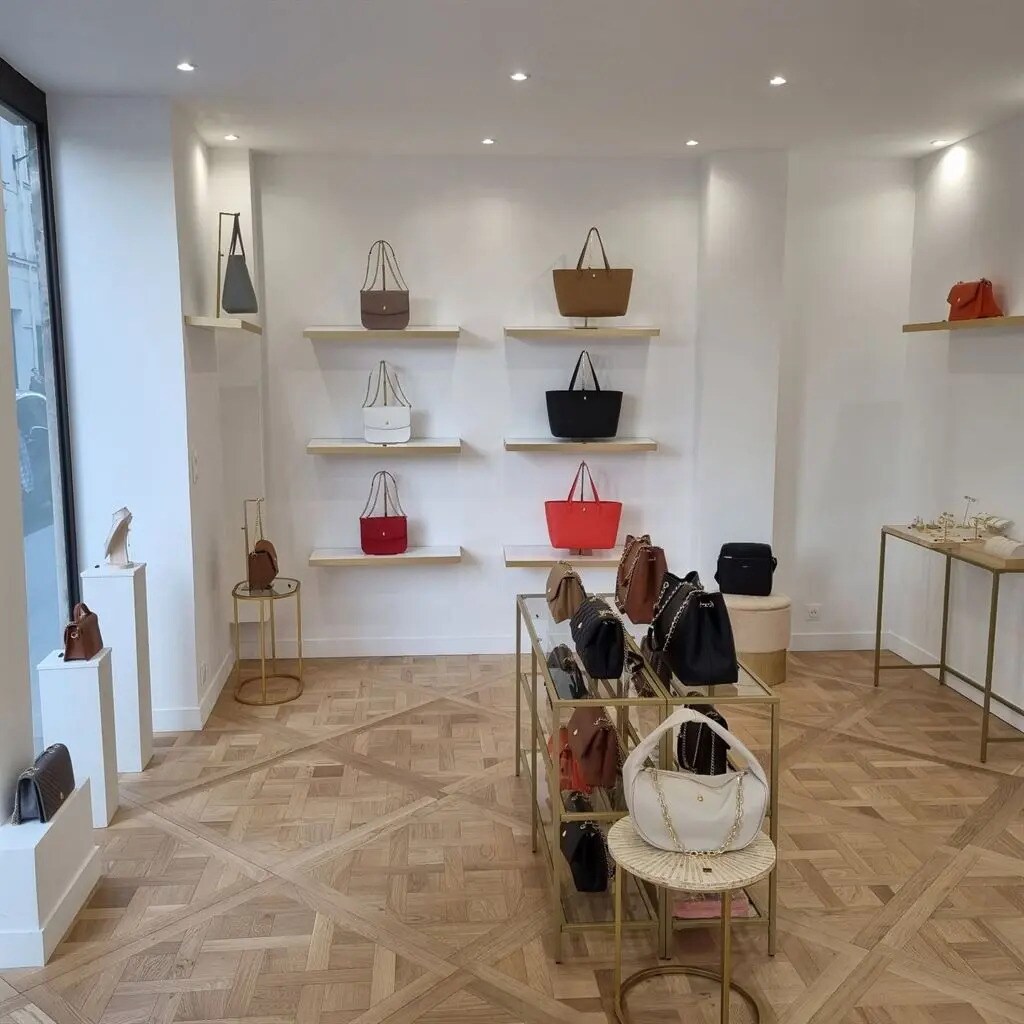Retail in Paris for lease Interior Photo- Image 1 of 5