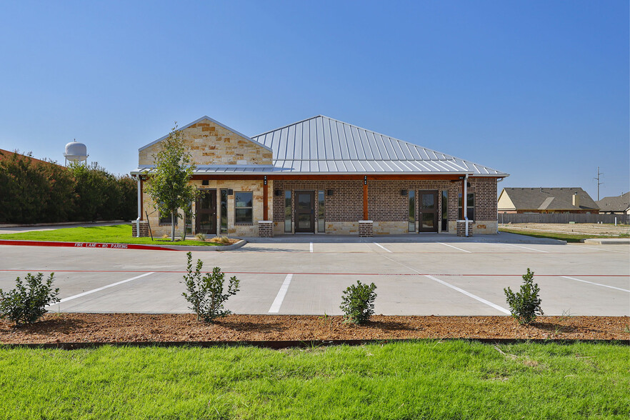 1660 W Chapman Dr, Sanger, TX for lease - Primary Photo - Image 1 of 49