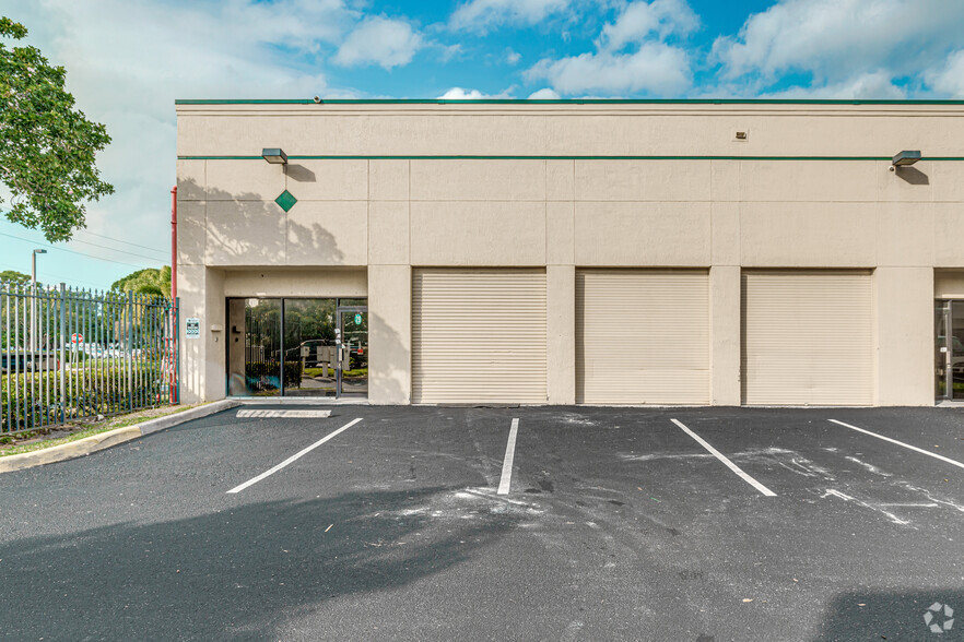 1100 Barnett Dr, Lake Worth, FL for lease - Building Photo - Image 2 of 5