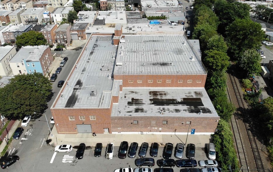 70-10 74th St, Middle Village, NY for lease - Building Photo - Image 3 of 8