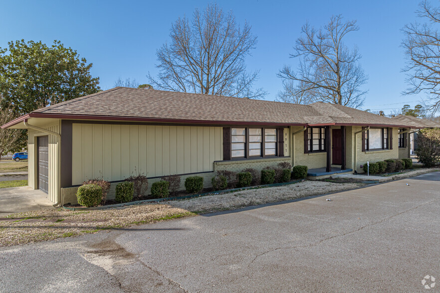 9911 W Markham St, Little Rock, AR for lease - Primary Photo - Image 1 of 4