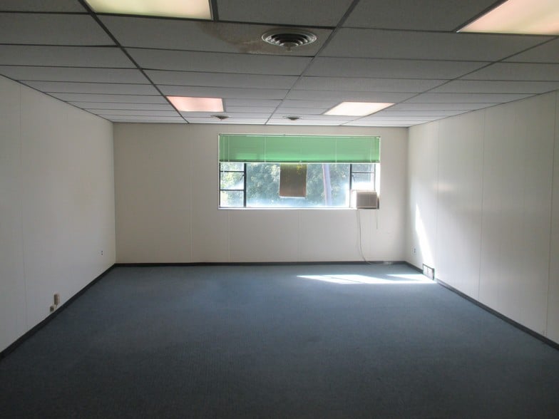 407 Grand Ave, Englewood, NJ for lease - Interior Photo - Image 1 of 4