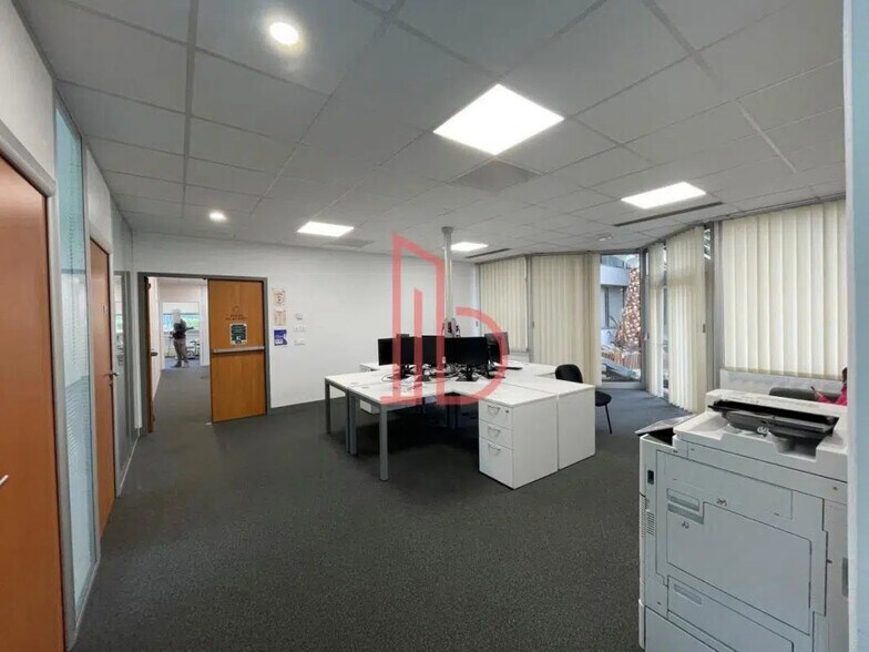 Office in Bordeaux for lease - Interior Photo - Image 3 of 8