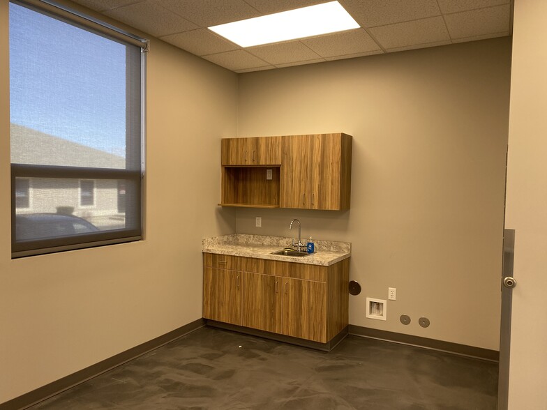 184 SW 5th Ave, Meridian, ID for lease - Interior Photo - Image 2 of 13