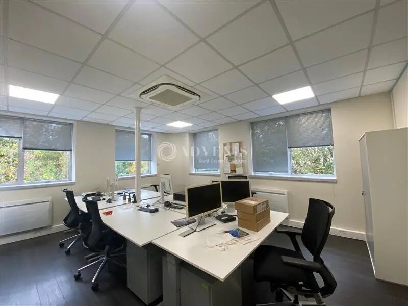 Office in Voisins-le-Bretonneux for lease Interior Photo- Image 1 of 6