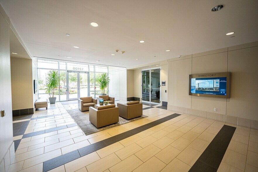 13100 Wortham Center Dr, Houston, TX for lease - Building Photo - Image 3 of 8