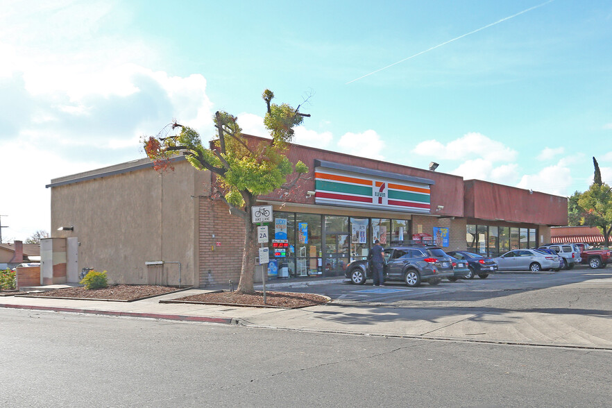 111-113 W Walnut Ave, Visalia, CA for lease - Building Photo - Image 1 of 2