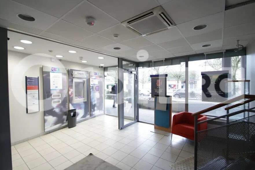 Retail in Saran for lease - Lobby - Image 1 of 5