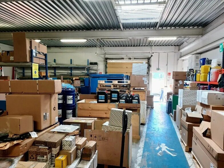 Flex in Vitrolles for lease - Interior Photo - Image 1 of 4