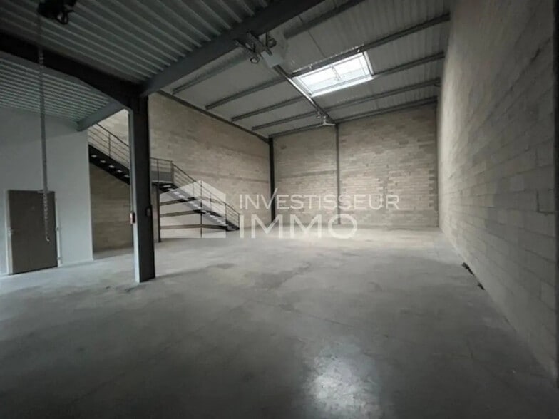 Office in Bobigny for lease - Building Photo - Image 2 of 6