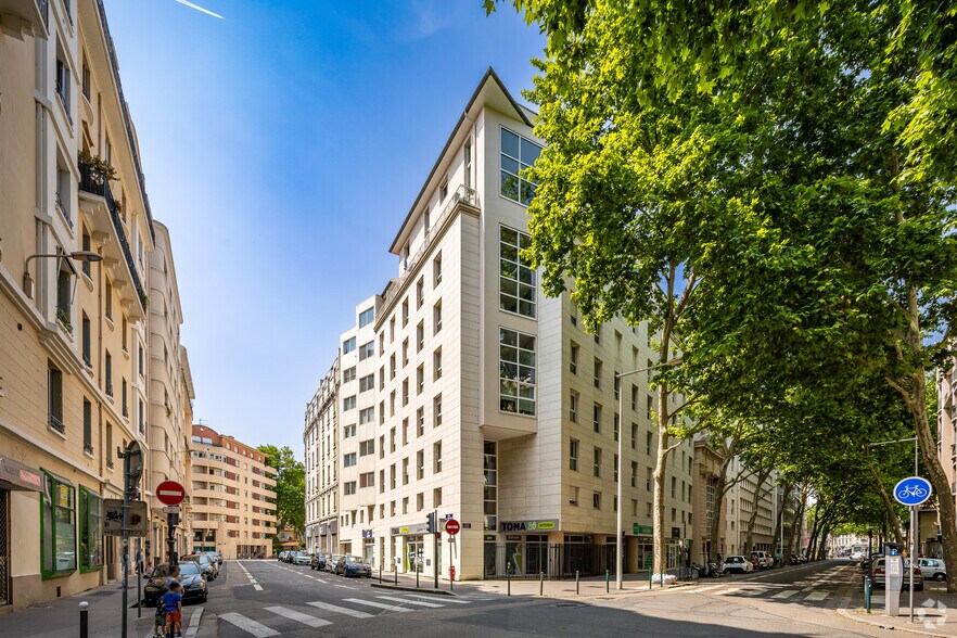 Retail in Lyon for lease - Primary Photo - Image 1 of 7