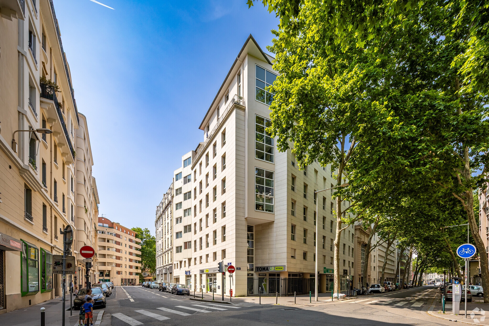 Retail in Lyon for lease Primary Photo- Image 1 of 8