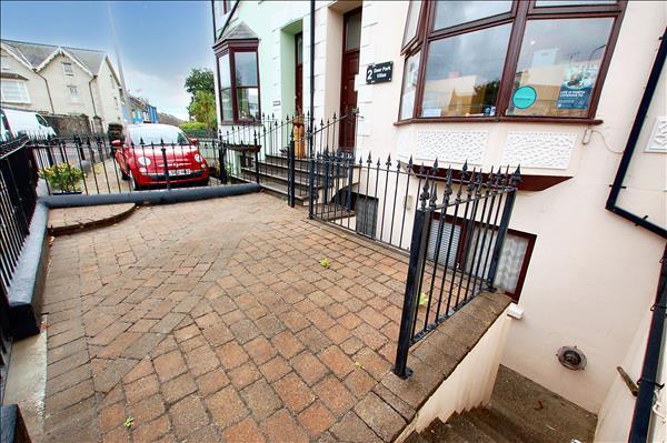 2 Deer Park, Tenby for sale - Building Photo - Image 2 of 5