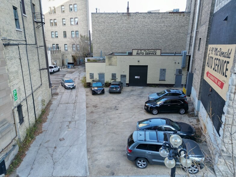 189 Bannatyne Av, Winnipeg, MB for sale - Primary Photo - Image 1 of 23