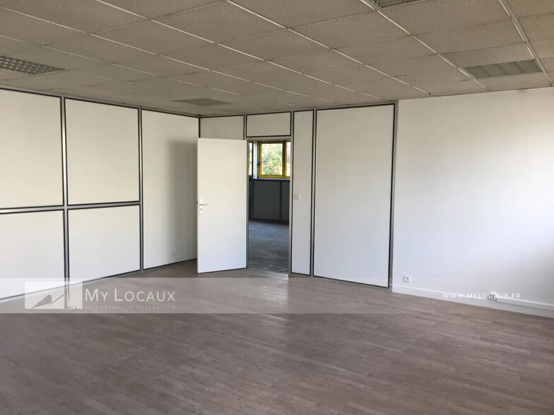 19 Avenue Albert Einstein, Le Blanc-Mesnil for lease - Interior Photo - Image 2 of 4