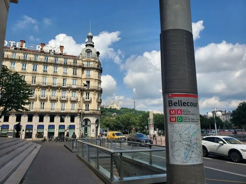 Retail in Lyon for lease - Building Photo - Image 2 of 3