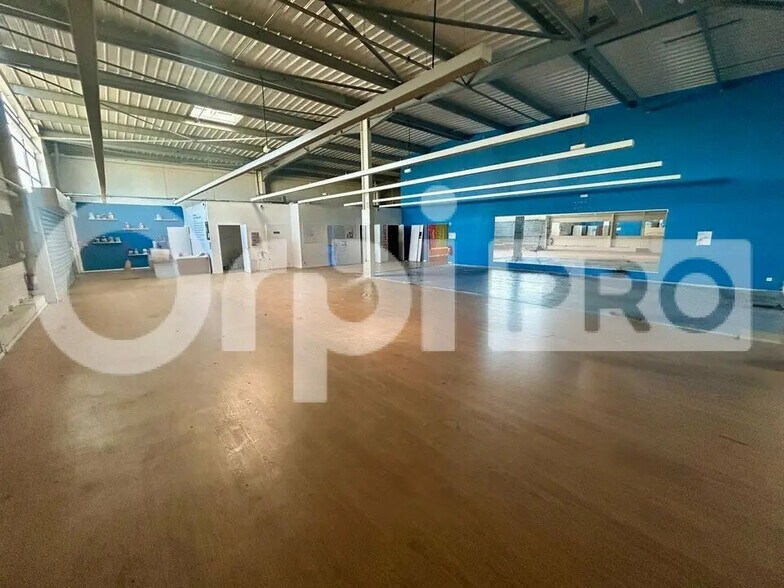 Retail in Mennecy for lease - Interior Photo - Image 2 of 4