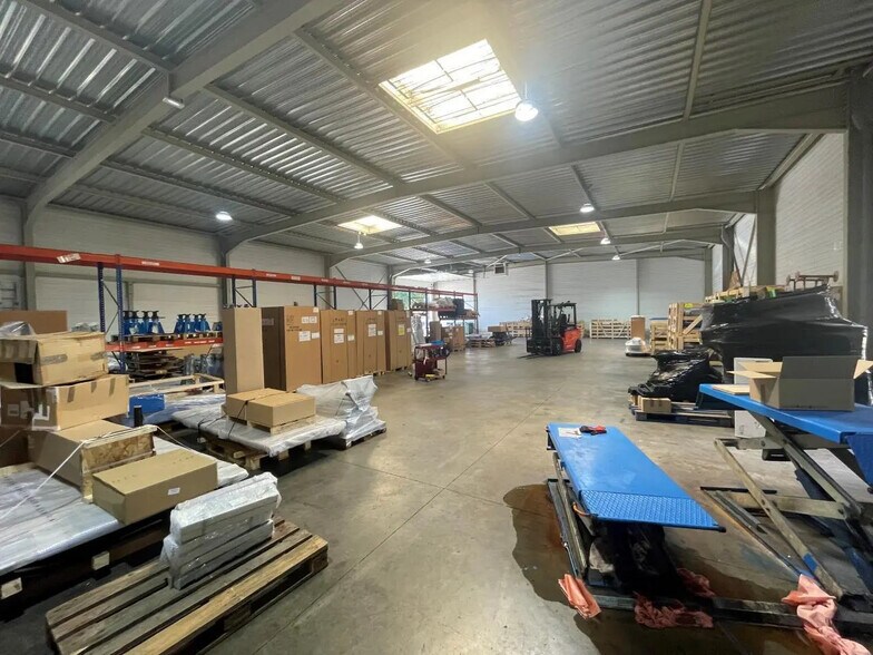 Flex in Houdan for sale - Building Photo - Image 2 of 7