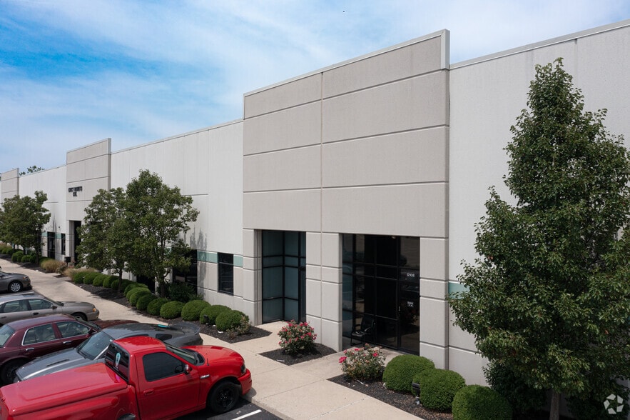 12092-12108 Champion Way, Sharonville, OH for lease - Building Photo - Image 3 of 5