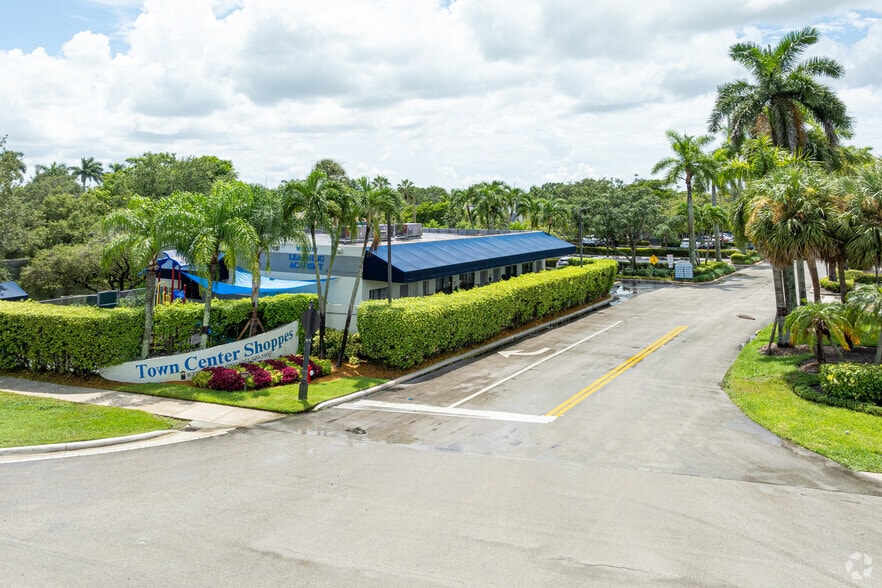 16602 Saddle Club Rd, Weston, FL for lease - Building Photo - Image 1 of 11