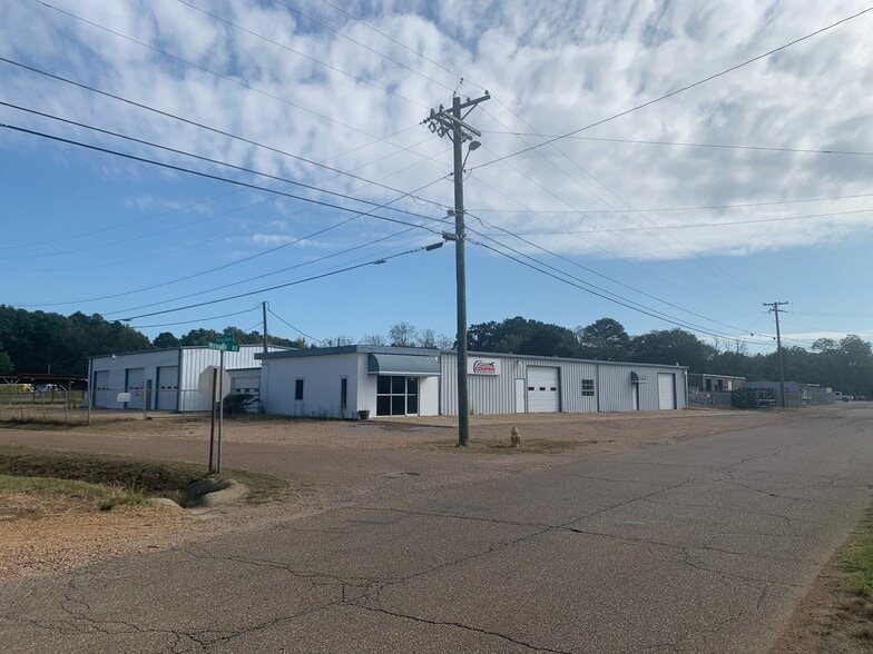 123 E Plymouth Rd, Columbus, MS for lease - Primary Photo - Image 1 of 8