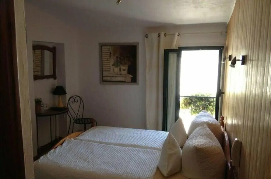 Retail in Aspremont for lease - Building Photo - Image 2 of 12