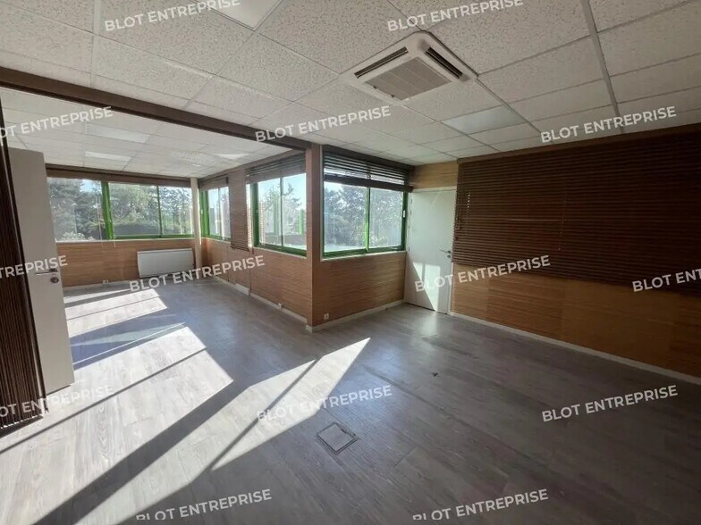 Office in Carquefou for lease - Interior Photo - Image 2 of 9