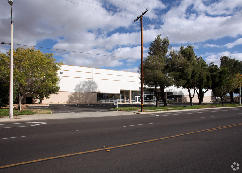 43328 Division St, Lancaster, CA for lease - Building Photo - Image 3 of 5