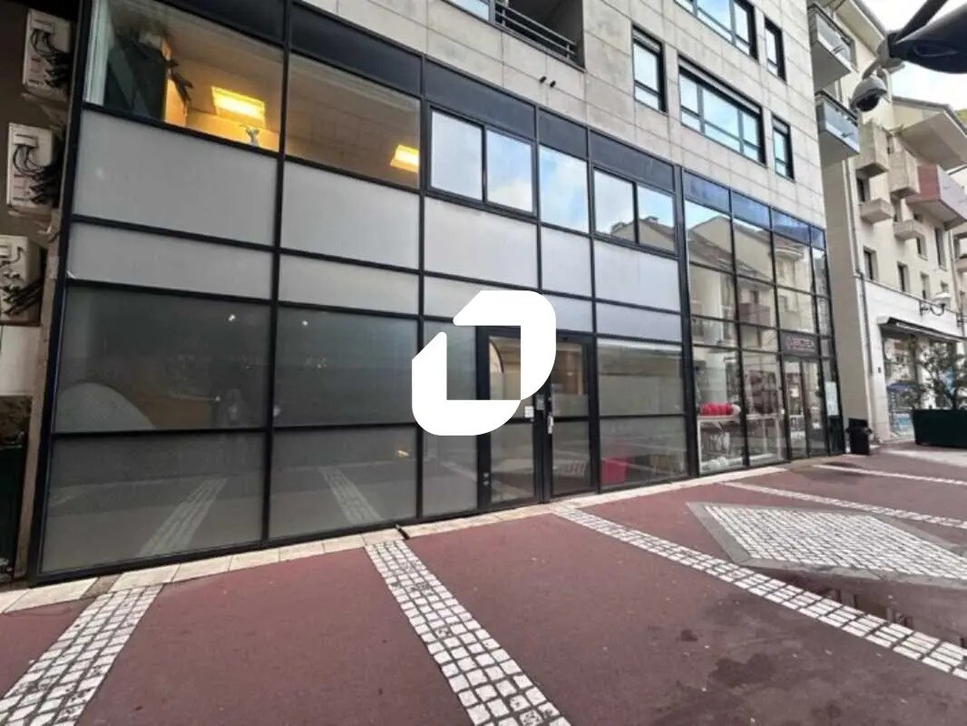 Retail in Enghien-les-Bains for lease Building Photo- Image 1 of 2