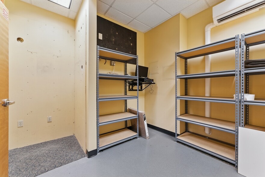 460 Newton St, South Hadley, MA for sale - Interior Photo - Image 3 of 18