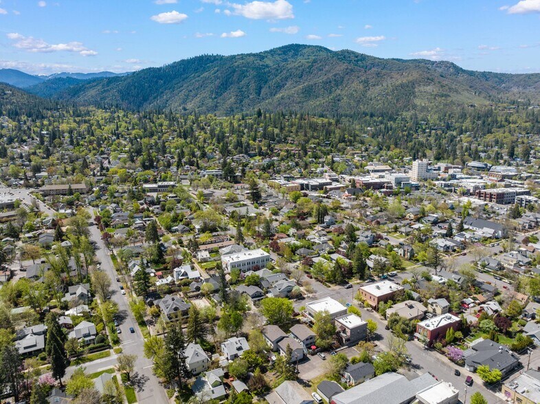 621-629 A St, Ashland, OR for sale - Primary Photo - Image 1 of 1