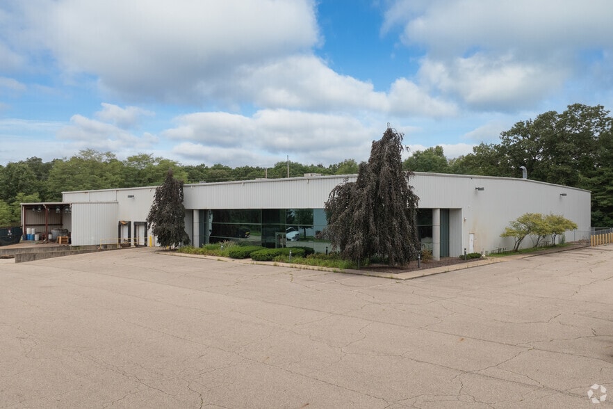 4850 & 4870 E. Fulton St. portfolio of 2 properties for sale on LoopNet.com - Primary Photo - Image 2 of 2