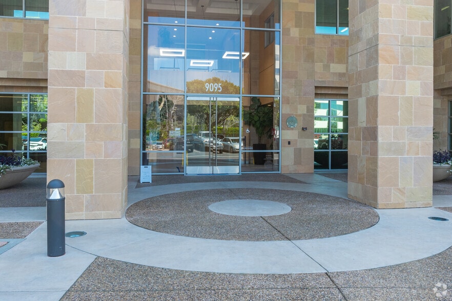 9095 Rio San Diego Dr, San Diego, CA for lease - Building Photo - Image 3 of 5